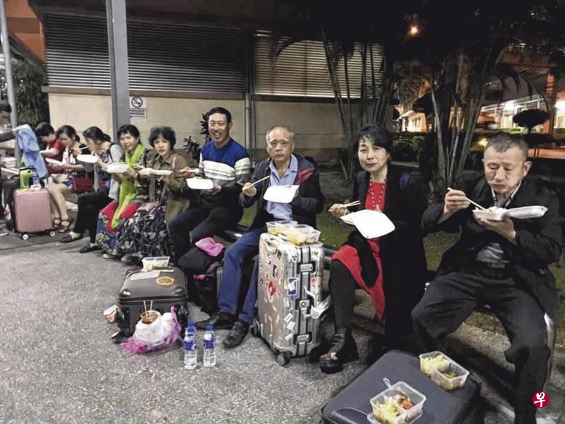 游客们被逼吃饭盒。(中国报) 游客们被逼吃饭盒。(中国报)