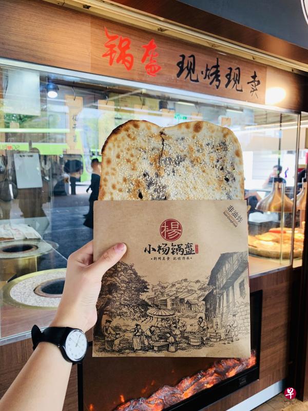 新鲜出炉的锅盔吃起来外焦里嫩,嚼劲十足。 新鲜出炉的锅盔吃起来外焦里嫩,嚼劲十足。