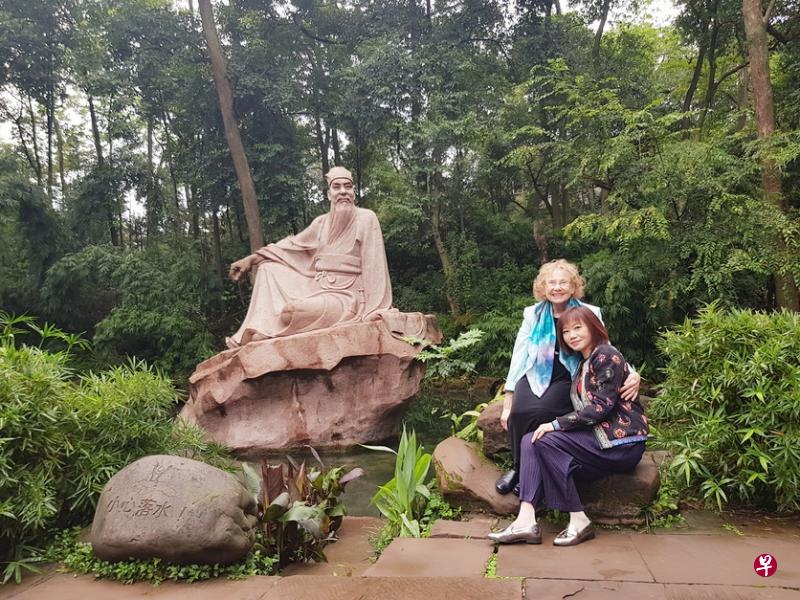 作者与唐凯琳教授摄于三苏祠,2018年。(作者提供) 作者与唐凯琳教授摄于三苏祠,2018年。(作者提供)