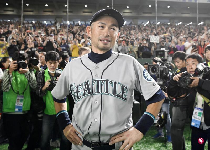 铃木一朗选择在东京宣布退役,媒体与球迷争睹传奇风采。(路透社) 铃木一朗选择在东京宣布退役,媒体与球迷争睹传奇风采。(路透社)