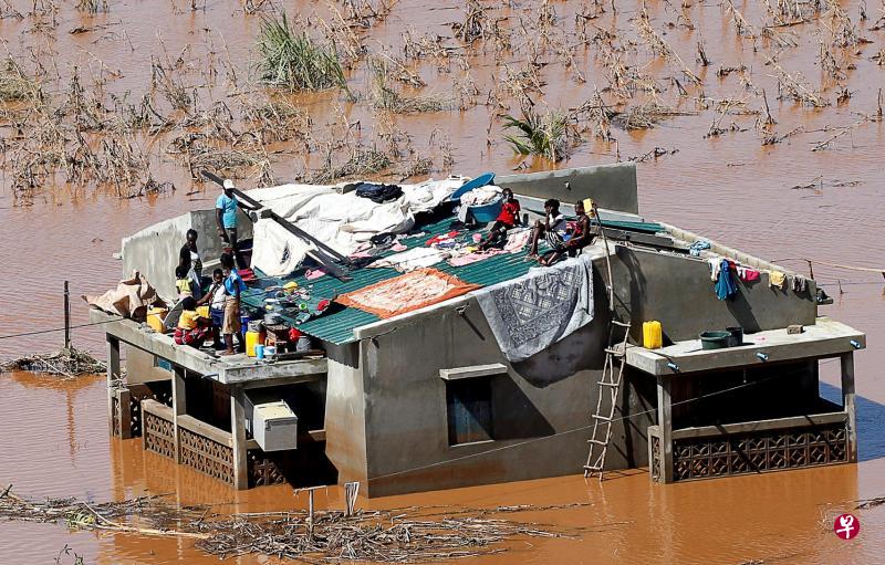 “伊代”挟带豪雨侵袭非洲东南部,多个村庄遭洪水围困甚至吞没。莫桑比克贝拉地区这一户人家逃生无路,只能爬上屋顶等待救援。(路透社) “伊代”挟带豪雨侵袭非洲东南部,多个村庄遭洪水围困甚至吞没。莫桑比克贝拉地区这一户人家逃生无路,只能爬上屋顶等待救援。(路透社)