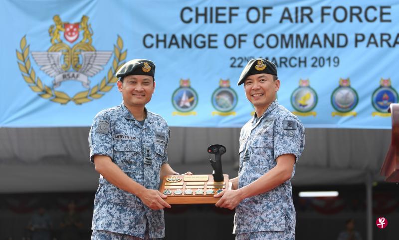 陈尉民少将(左)把象征空军部队领导权的战机控制杆,正式交给康文良准将。(国防部提供) 陈尉民少将(左)把象征空军部队领导权的战机控制杆,正式交给康文良准将。(国防部提供)