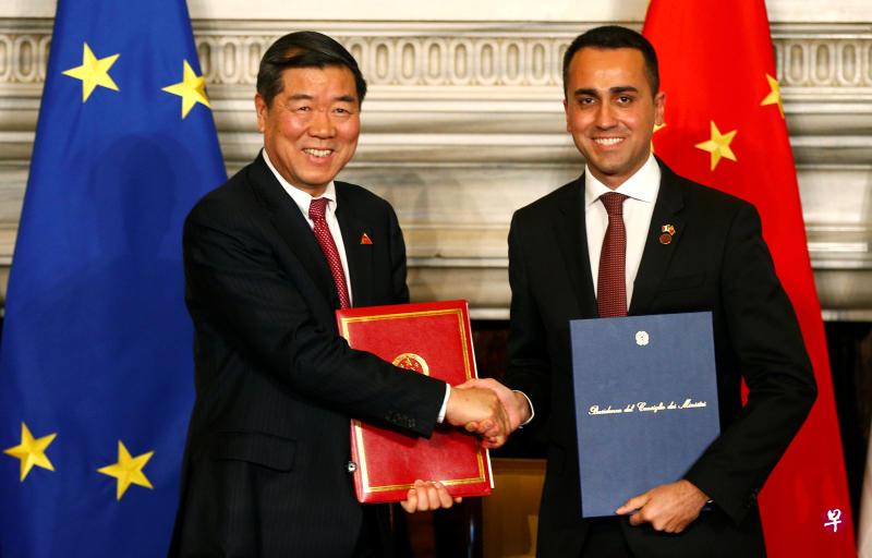 中国国家发改委主任何立峰(左)当地时间23日与意大利副总理兼劳动与工业部长迪马约(Luigi Di Maio)在罗马签署协议后彼此握手。(路透社) 中国国家发改委主任何立峰(左)当地时间23日与意大利副总理兼劳动与工业部长迪马约(Luigi Di Maio)在罗马签署协议后彼此握手。(路透社)