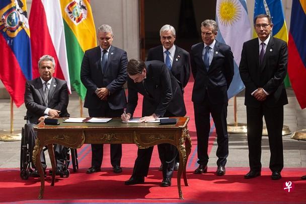 八名南美洲国家的总统周五在智利首都签署“圣地牙哥宣言”。(互联网) 八名南美洲国家的总统周五在智利首都签署“圣地牙哥宣言”。(互联网)