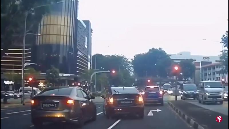 超车 德士忽然加速超车。(取自面簿) 超车 德士忽然加速超车。(取自面簿)