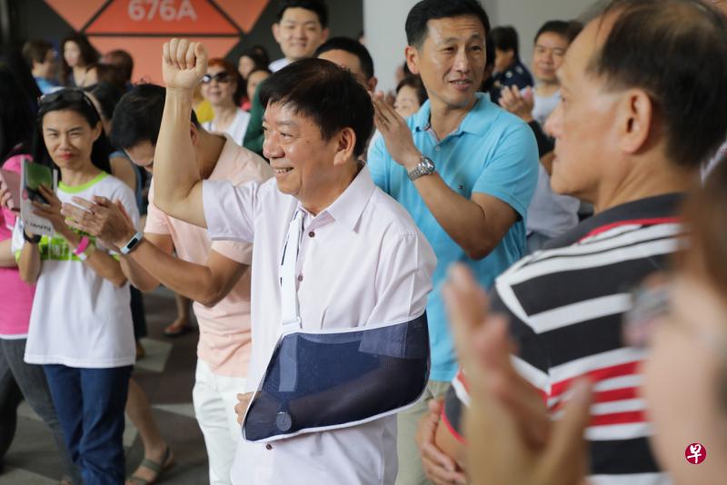 基础建设统筹兼交通部长许文远自跌伤病假后，今早首次亮相社区活动。（林国明摄） 