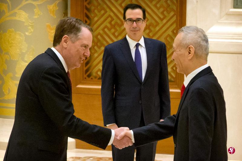 美国贸易代表莱特希泽（左）和财政部长姆努钦（中）与中国副总理刘鹤（右）（法新社档案照）