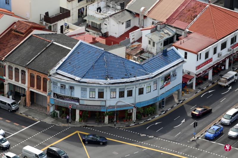 郑朝源祖父上世纪50年代在实龙岗路593号经营咖啡店,这栋蓝色双层店屋去年入列受保留建筑。(梁麒麟摄) 郑朝源祖父上世纪50年代在实龙岗路593号经营咖啡店,这栋蓝色双层店屋去年入列受保留建筑。(梁麒麟摄)