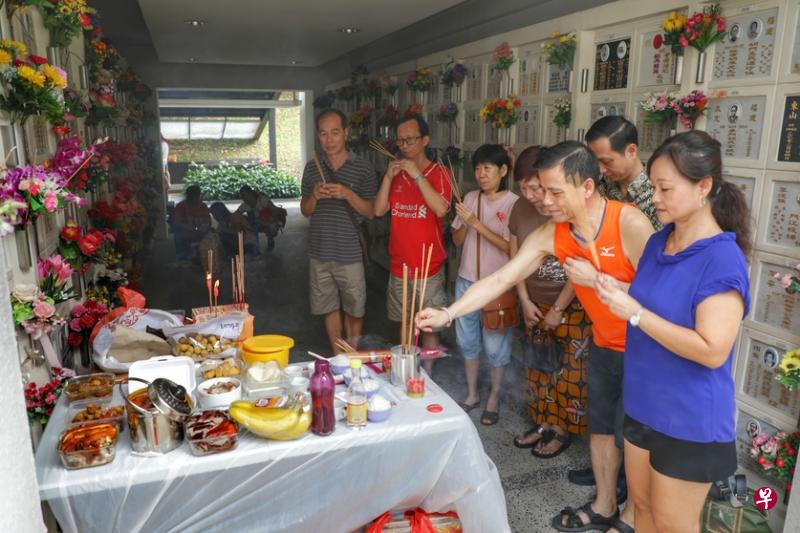 郑利芳(右一)和她的家人每年都会依照潮州人的习俗准备供品,同时自备桌子,以便在祭拜时能摆放供品。(林国明摄) 郑利芳(右一)和她的家人每年都会依照潮州人的习俗准备供品,同时自备桌子,以便在祭拜时能摆放供品。(林国明摄)