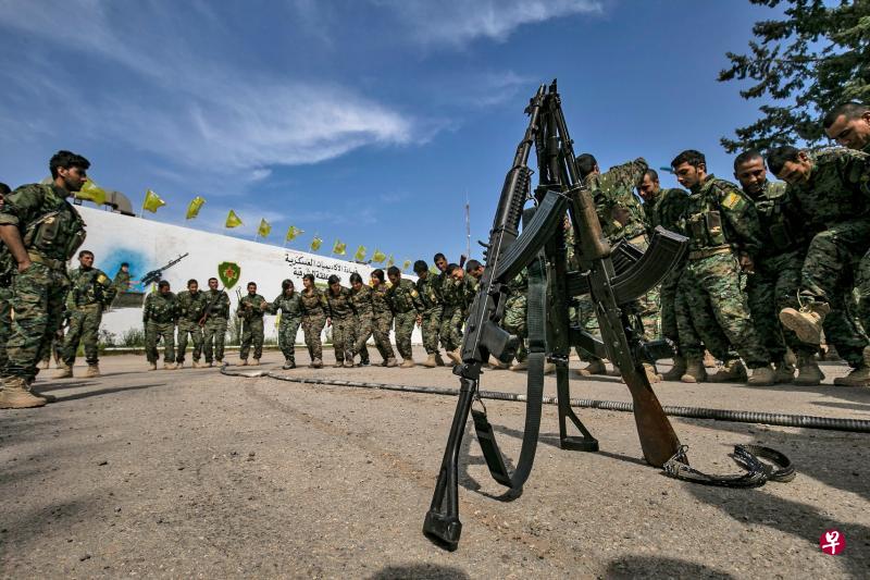 在叙利亚,美国支持的叙利亚民主力量宣布彻底击垮伊国组织之后,这支民兵营地里的队员起舞欢庆。(法新社) 在叙利亚,美国支持的叙利亚民主力量宣布彻底击垮伊国组织之后,这支民兵营地里的队员起舞欢庆。(法新社)