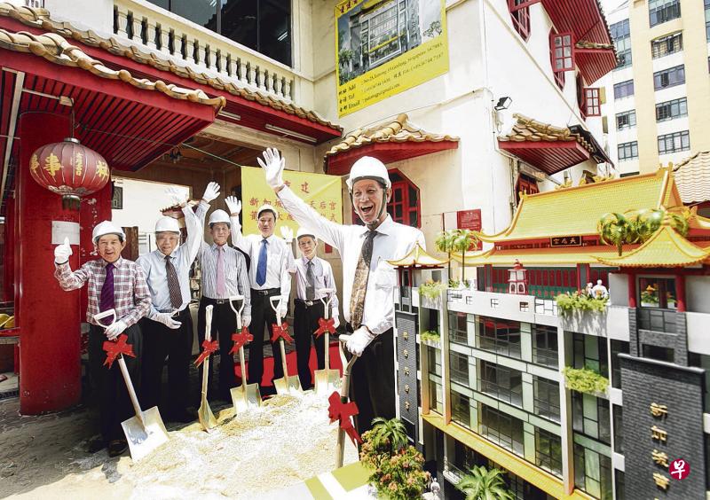 2014年3月13日,新加坡莆田会馆和兴安天后宫联合举行动土仪式,预计耗资近600万元兴建6层楼高的新大厦,落成后大厦第5层楼是莆田会馆、兴安天后宫和荔城俱乐部的办事处,而兴安天后宫将设在新大厦6楼顶层。(档案照) 2014年3月13日,新加坡莆田会馆和兴安天后宫联合举行动土仪式,预计耗资近600万元兴建6层楼高的新大厦,落成后大厦第5层楼是莆田会馆、兴安天后宫和荔城俱乐部的办事处,而兴安天后宫将设在新大厦6楼顶层。(档案照)