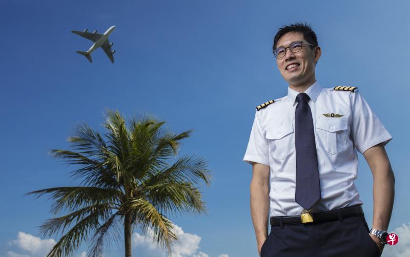 本来当律师的庄明达决定追随儿时梦想,转换跑道成为新航的飞机师。(取自《银刃》(SilverKris)) 本来当律师的庄明达决定追随儿时梦想,转换跑道成为新航的飞机师。(取自《银刃》(SilverKris))