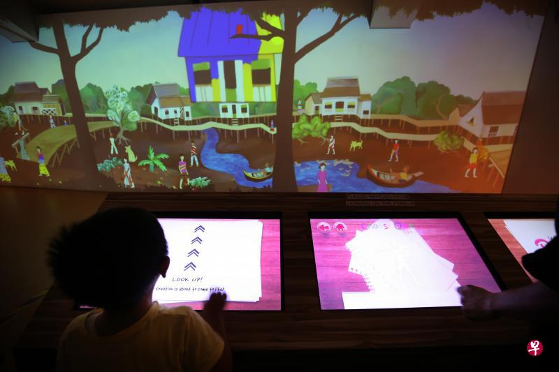 新加坡国家美术馆艺术教育吉宝中心大荧幕放大刘抗油画《河边生活》,让访客“参与”创作。 新加坡国家美术馆艺术教育吉宝中心大荧幕放大刘抗油画《河边生活》,让访客“参与”创作。