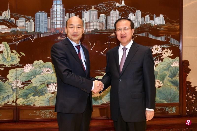 韩国瑜(左)前晚拜会了中国中央政府驻澳门联络办公室主任傅自应。(香港中通社) 韩国瑜(左)前晚拜会了中国中央政府驻澳门联络办公室主任傅自应。(香港中通社)