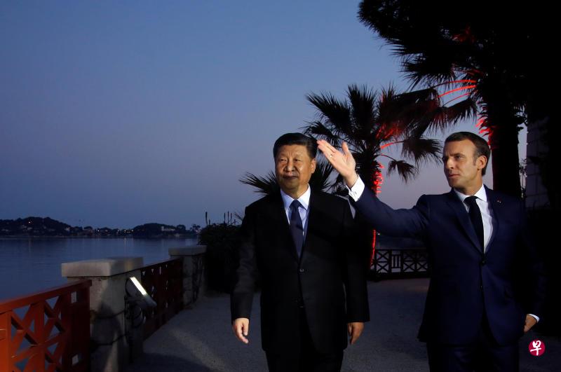 中国国家主席习近平24日晚在尼斯会见法国总统马克龙。他们两位在一同共进晚餐前在河道旁散步。(路透社) 中国国家主席习近平24日晚在尼斯会见法国总统马克龙。他们两位在一同共进晚餐前在河道旁散步。(路透社)