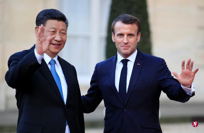 法国总统马克龙(右)昨天在巴黎爱丽舍宫接待到访的中国国家主席习近平(左)。(路透社) 法国总统马克龙(右)昨天在巴黎爱丽舍宫接待到访的中国国家主席习近平(左)。(路透社)