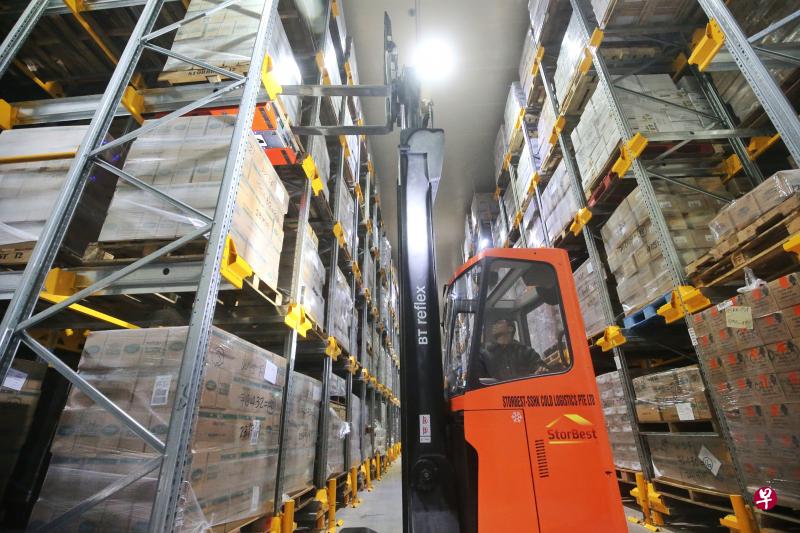 即使营收与盈利的预期不振,新加坡中小企业仍响应号召,毅然推动企业转型。图为圣诺哥裕廊集团食品中心,是本地首个在同一建筑内为食品制造商提供冷房和货仓共享设备的工厂,解决冷藏库和空间调配问题。(档案照) 即使营收与盈利的预期不振,新加坡中小企业仍响应号召,毅然推动企业转型。图为圣诺哥裕廊集团食品中心,是本地首个在同一建筑内为食品制造商提供冷房和货仓共享设备的工厂,解决冷藏库和空间调配问题。(档案照)