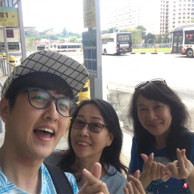 黄靖伦(左)回新工作发现又多了一些新巴士路线,因此带了家人参与“考察”行动。(受访者提供) 黄靖伦(左)回新工作发现又多了一些新巴士路线,因此带了家人参与“考察”行动。(受访者提供)