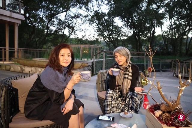 黄雅珉(左)与姐姐萧红梅已淡出娱乐圈。(面簿) 黄雅珉(左)与姐姐萧红梅已淡出娱乐圈。(面簿)