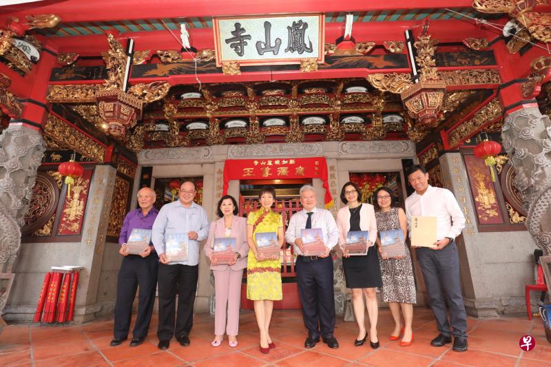 文化、社区及青年部长傅海燕(左四)为新书发布仪式担任主宾,其他一同参观凤山寺的包括凤山寺主导承建者林路后人张东孝(左起)、南安会馆会长陈奕福、吴作栋夫人陈子玲、新加坡国家古迹研究中心主席吴一贤、国家文物局局长章慧霓、国家文物局古迹与遗址保存司司长黄美英,以及官委议员何伟山。(邝启聪摄) 文化、社区及青年部长傅海燕(左四)为新书发布仪式担任主宾,其他一同参观凤山寺的包括凤山寺主导承建者林路后人张东孝(左起)、南安会馆会长陈奕福、吴作栋夫人陈子玲、新加坡国家古迹研究中心主席吴一贤、国家文物局局长章慧霓、国家文物局古迹与遗址保存司司长黄美英,以及官委议员何伟山。(邝启聪摄)