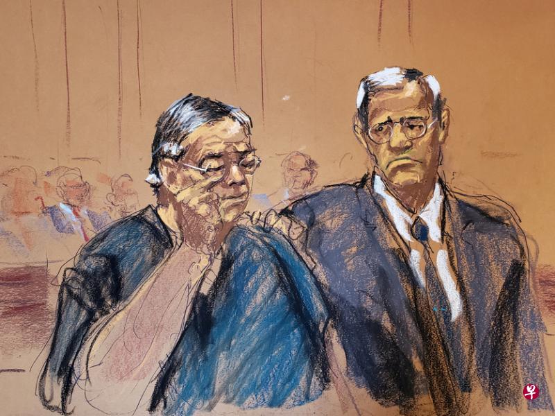 身穿蓝色短袖囚衣的何志平(左)在庭上数次激动落泪,他的律师罗森伯格在旁安慰。(路透社) 身穿蓝色短袖囚衣的何志平(左)在庭上数次激动落泪,他的律师罗森伯格在旁安慰。(路透社)