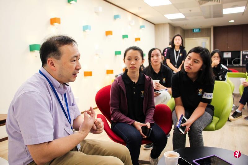 凌鹰和群鹰前往南洋理工大学电机与电子工程学院,向负责老师沈平(左一)了解了Xperience@EEE密室逃脱游戏。 凌鹰和群鹰前往南洋理工大学电机与电子工程学院,向负责老师沈平(左一)了解了Xperience@EEE密室逃脱游戏。