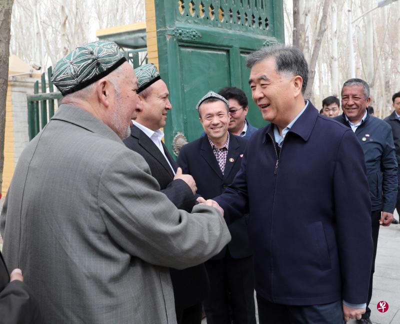 中共中央政治局常委、全国政协主席汪洋近日在新疆调研。图为3月21日,汪洋在喀什市艾提尕尔清真寺进行调研。(新华社) 中共中央政治局常委、全国政协主席汪洋近日在新疆调研。图为3月21日,汪洋在喀什市艾提尕尔清真寺进行调研。(新华社)