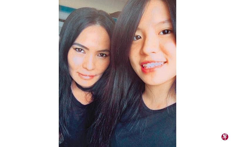 潘越云(左)与独生女玺儿。(互联网) 潘越云(左)与独生女玺儿。(互联网)