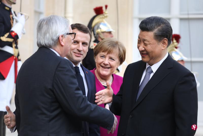 习近平(右一)与马克龙(左二)昨天在爱丽舍宫与默克尔(右二)以及容克进行了深入会谈。(法新社) 习近平(右一)与马克龙(左二)昨天在爱丽舍宫与默克尔(右二)以及容克进行了深入会谈。(法新社)