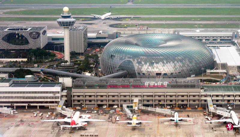 三道经济门户将分别借助大士港口、新柔地铁和樟宜机场,即海、陆、空的连接来接触海外市场。图为樟宜机场。(档案照) 三道经济门户将分别借助大士港口、新柔地铁和樟宜机场,即海、陆、空的连接来接触海外市场。图为樟宜机场。(档案照)