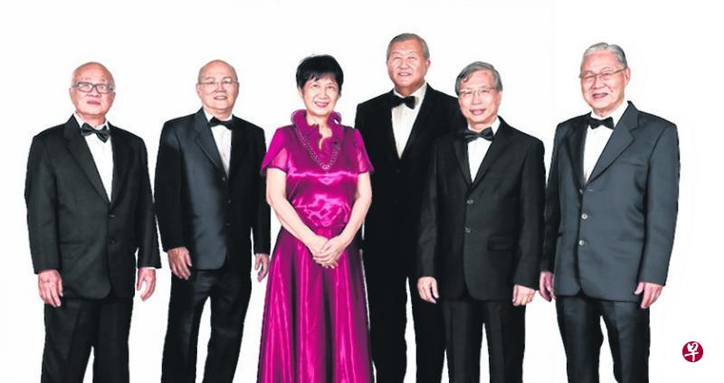 六名来自艺星艺术研究会合唱团的乐龄歌唱家都是男高音于吉星的门生。(艺星艺术研究会合唱团提供) 六名来自艺星艺术研究会合唱团的乐龄歌唱家都是男高音于吉星的门生。(艺星艺术研究会合唱团提供)