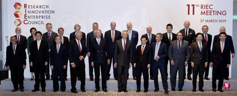 由李显龙总理(前排左六)亲自领导的研究、创新与创业理事会过去两天召开第11届会议,共有24名来自新加坡、英国、美国、以色列和加拿大的成员出席。我国其他出席者包括环境及水源部长马善高(前排左起)、贸工部长陈振声、卫生部长颜金勇、国防部长黄永宏医生、副总理兼国家安全统筹部长张志贤、财政部长王瑞杰、外交部长维文医生、通讯及新闻部长易华仁、国家发展部长黄循财和教育部长王乙康。(陈渊庄摄) 由李显龙总理(前排左六)亲自领导的研究、创新与创业理事会过去两天召开第11届会议,共有24名来自新加坡、英国、美国、以色列和加拿大的成员出席。我国其他出席者包括环境及水源部长马善高(前排左起)、贸工部长陈振声、卫生部长颜金勇、国防部长黄永宏医生、副总理兼国家安全统筹部长张志贤、财政部长王瑞杰、外交部长维文医生、通讯及新闻部长易华仁、国家发展部长黄循财和教育部长王乙康。(陈渊庄摄)