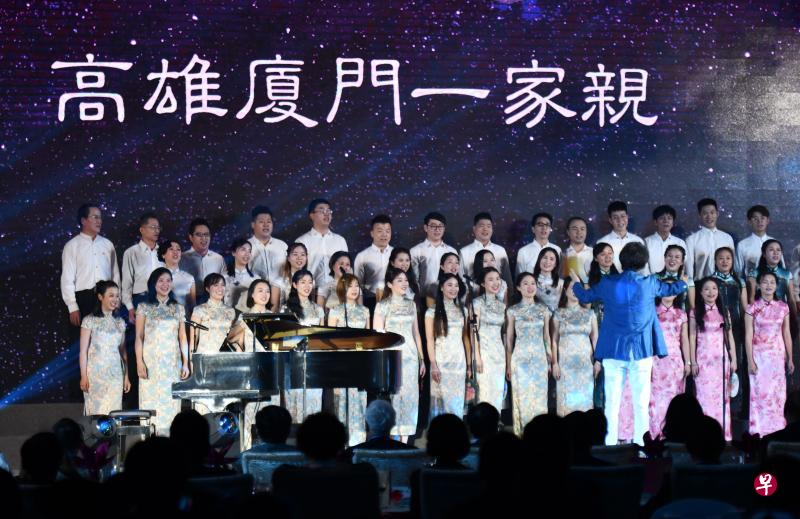 3月27日晚,高雄市长韩国瑜出席厦门市台商协会欢迎晚宴。(中新社) 3月27日晚,高雄市长韩国瑜出席厦门市台商协会欢迎晚宴。(中新社)