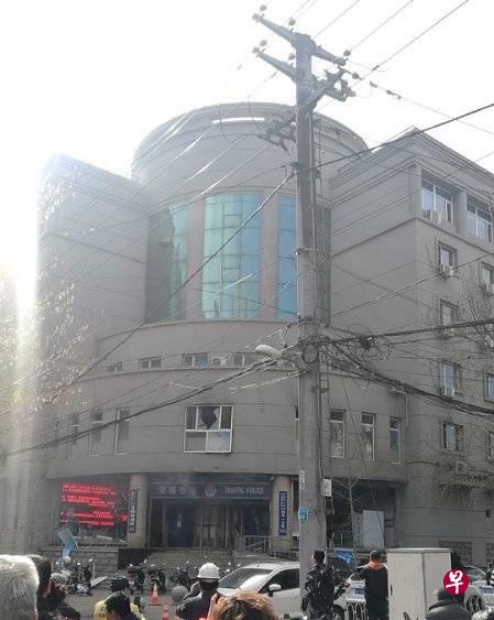 网上流传的现场图片显示,涉事交警队的二层多处窗户破损,现场有烟雾。(互联网) 网上流传的现场图片显示,涉事交警队的二层多处窗户破损,现场有烟雾。(互联网)