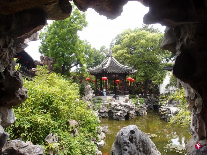 个园以假山怪石堆叠四季景观。