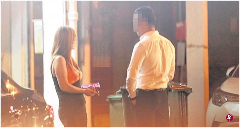 穿着黑色紧身短裙的女郎在店外主动拉客。(唐家鸿/摄) 穿着黑色紧身短裙的女郎在店外主动拉客。(唐家鸿/摄)