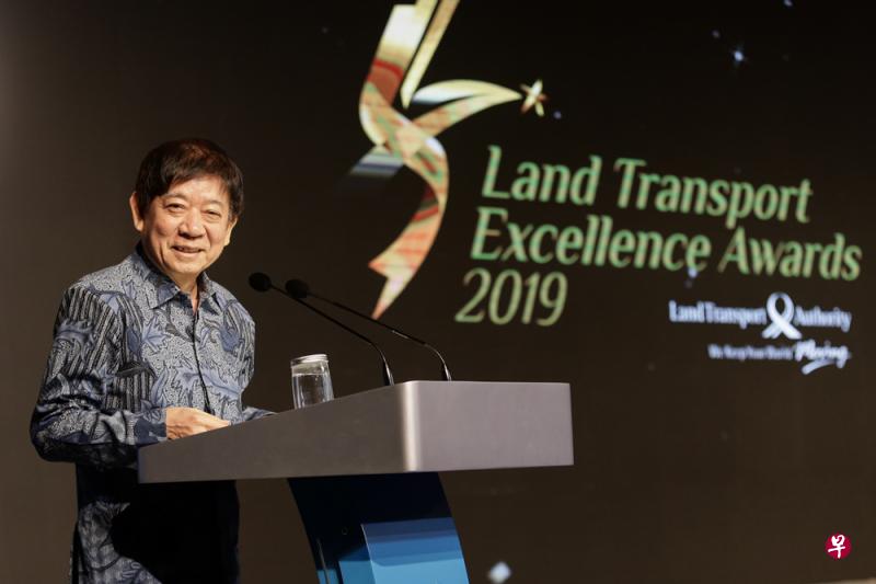 基础建设统筹兼交通部长许文远今晚出席了陆路交通卓越奖颁奖礼,并亲自颁发部分奖项。(陈渊庄摄) 基础建设统筹兼交通部长许文远今晚出席了陆路交通卓越奖颁奖礼,并亲自颁发部分奖项。(陈渊庄摄)