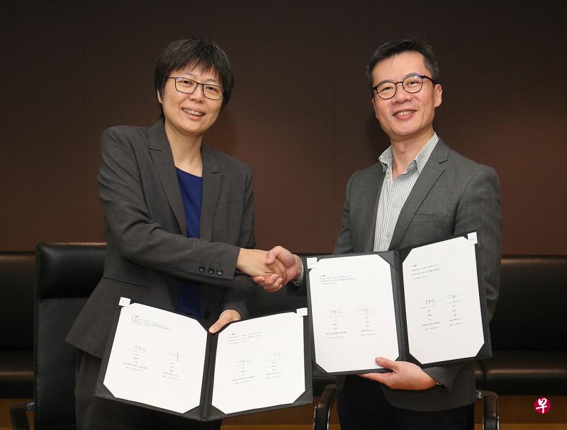 新加坡报业控股华文媒体集团社长李慧玲(左)与新加坡华族文化中心总裁刘思伟前天签订战略合作框架协议暨“早报文创空间”备忘录。(邬福梁摄) 新加坡报业控股华文媒体集团社长李慧玲(左)与新加坡华族文化中心总裁刘思伟前天签订战略合作框架协议暨“早报文创空间”备忘录。(邬福梁摄)