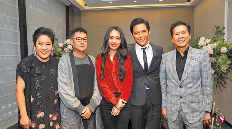 向华强(右一)、陈岚(左一)夫妇喜见长子向佐(右二)求婚成功。(互联网) 向华强(右一)、陈岚(左一)夫妇喜见长子向佐(右二)求婚成功。(互联网)