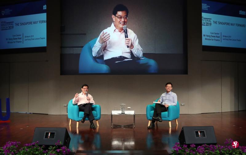 财政部长王瑞杰(左)昨天在南洋理工大学常年部长论坛上,与学生进行约一个半小时的对话,右一为论坛主持人南洋理工大学学生会会长林勋谦。(陈来福摄) 财政部长王瑞杰(左)昨天在南洋理工大学常年部长论坛上,与学生进行约一个半小时的对话,右一为论坛主持人南洋理工大学学生会会长林勋谦。(陈来福摄)