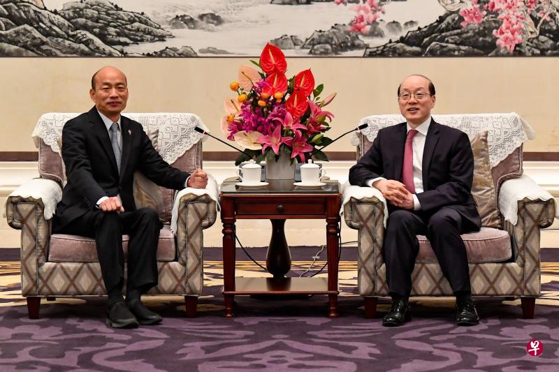 3月25日,中共中央台办、国务院台办主任刘结一在深圳会见台湾高雄市市长韩国瑜一行。(中新社) 3月25日,中共中央台办、国务院台办主任刘结一在深圳会见台湾高雄市市长韩国瑜一行。(中新社)