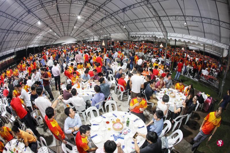 华侨中学百年校庆万人宴于2019年3月21日在华中大操场举行。(何家俊摄) 华侨中学百年校庆万人宴于2019年3月21日在华中大操场举行。(何家俊摄)