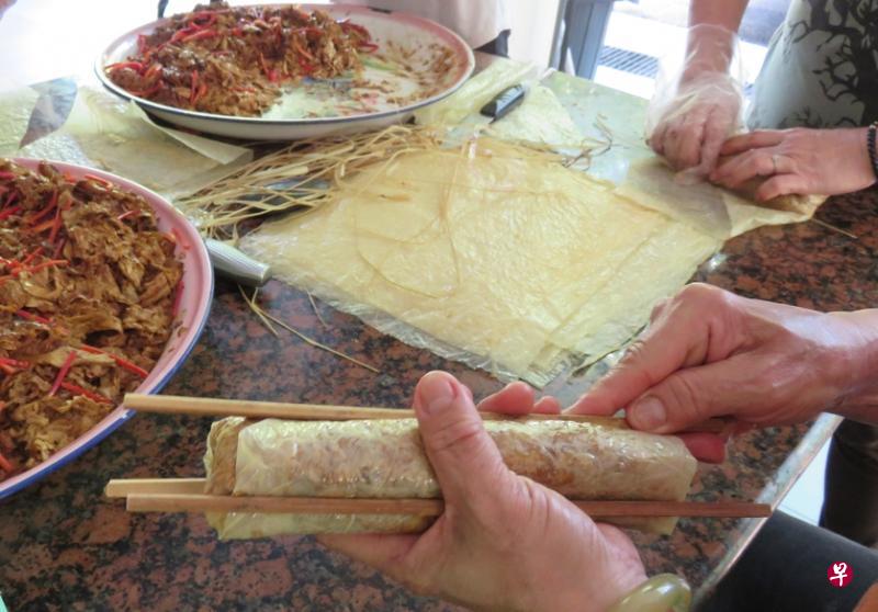 扎蹄不简单,要扎得紧又不可把腐皮挤破。 扎蹄不简单,要扎得紧又不可把腐皮挤破。