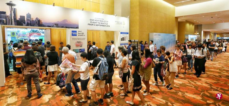 昨天早上11时，革新旅游展的展厅外众多热爱旅游的公众排队等候入场。（特约陈福洲摄）