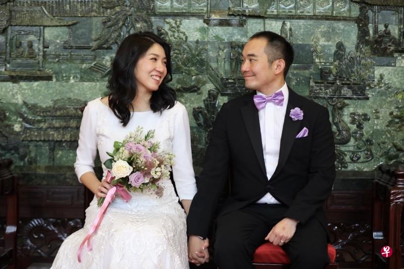 杨美盈在面簿分享和夫婿李耀升深情对望的结婚照,获得众多网民祝福。(星洲日报) 杨美盈在面簿分享和夫婿李耀升深情对望的结婚照,获得众多网民祝福。(星洲日报)