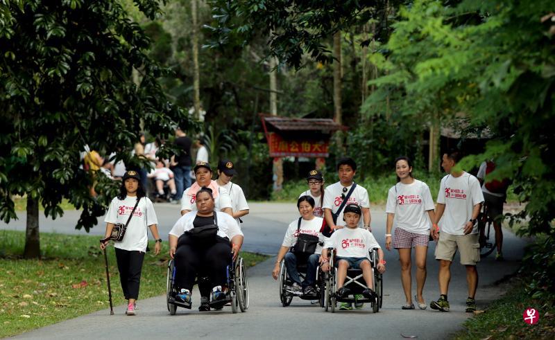 “Wheels@Ubin”活动协助体障者以轮椅等方式游览乌敏岛，它是一项获政府支持，并在发起人努力下持续壮大的项目。（档案照片）