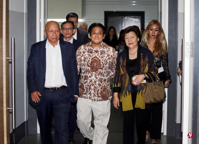 2018年10月18日,凯发总裁林爱莲(前排右起)与投资方三林集团董事经理林逢生(Anthony Salim)和Medco集团创办人阿瑞芬·帕尼格罗(Arifin Panigoro)一同出席记者会,宣布凯发重组计划。如今,凯发与投资方的关系破裂,凯发四面楚歌。(档案照片) 2018年10月18日,凯发总裁林爱莲(前排右起)与投资方三林集团董事经理林逢生(Anthony Salim)和Medco集团创办人阿瑞芬·帕尼格罗(Arifin Panigoro)一同出席记者会,宣布凯发重组计划。如今,凯发与投资方的关系破裂,凯发四面楚歌。(档案照片)