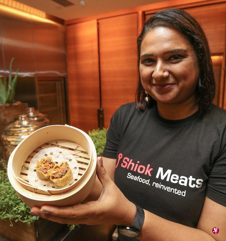 本地起步公司“小鲜肉”的联合创办人之一思利然首次展出由干细胞培植虾制成的烧卖,并让三名公司顾问试吃。(叶振忠摄) 本地起步公司“小鲜肉”的联合创办人之一思利然首次展出由干细胞培植虾制成的烧卖,并让三名公司顾问试吃。(叶振忠摄)