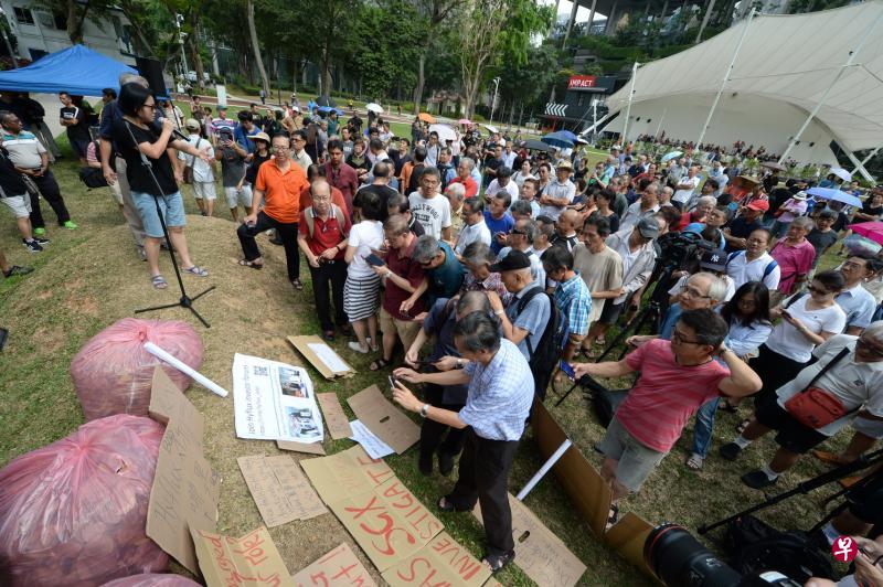 聚集在演说角落的凯发投资者对集团建议的赔偿不满,也抗议公用局以零元收购大泉海水淡化厂。此外,他们也呼吁监管当局对售卖债券的银行展开调查。(潘丰源摄) 聚集在演说角落的凯发投资者对集团建议的赔偿不满,也抗议公用局以零元收购大泉海水淡化厂。此外,他们也呼吁监管当局对售卖债券的银行展开调查。(潘丰源摄)