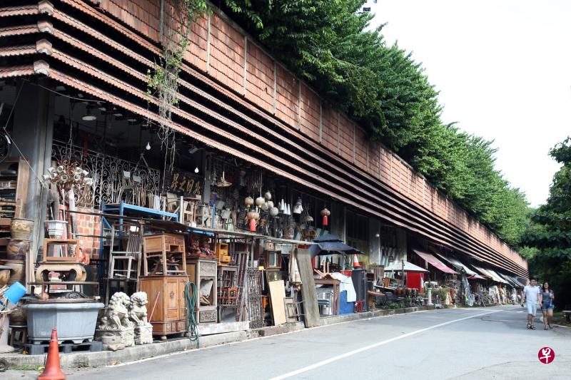 赛马公会路上有三家店,街头到街尾约100公尺距离,门外都放置不少陈旧的木质长凳、椅子、桌子等家具。(邝启聪摄影) 赛马公会路上有三家店,街头到街尾约100公尺距离,门外都放置不少陈旧的木质长凳、椅子、桌子等家具。(邝启聪摄影)